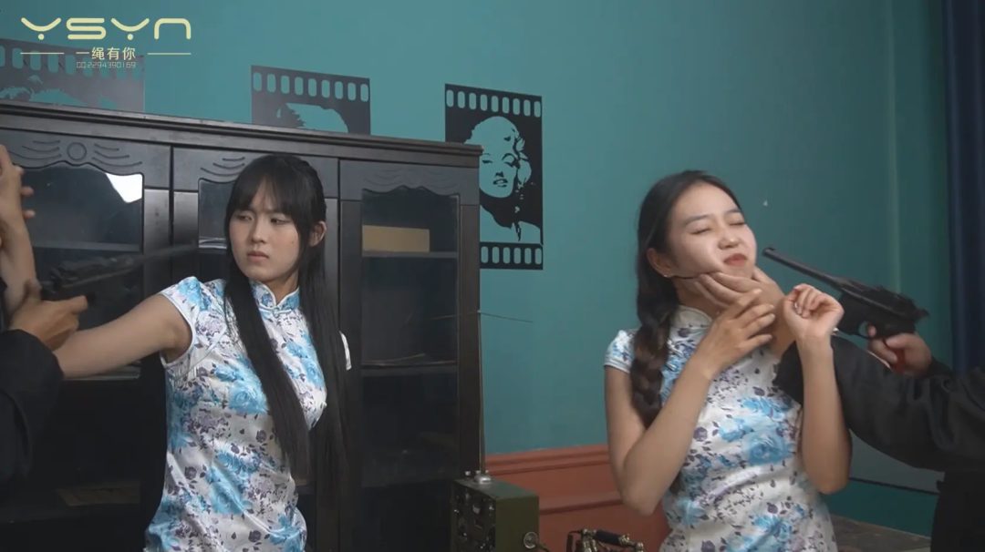 【铁骨芳心】漂亮姐妹俩情报室被捕刑房绑在一起垫脚鞭打老虎凳后手吊俩特务划拳输赢选-1