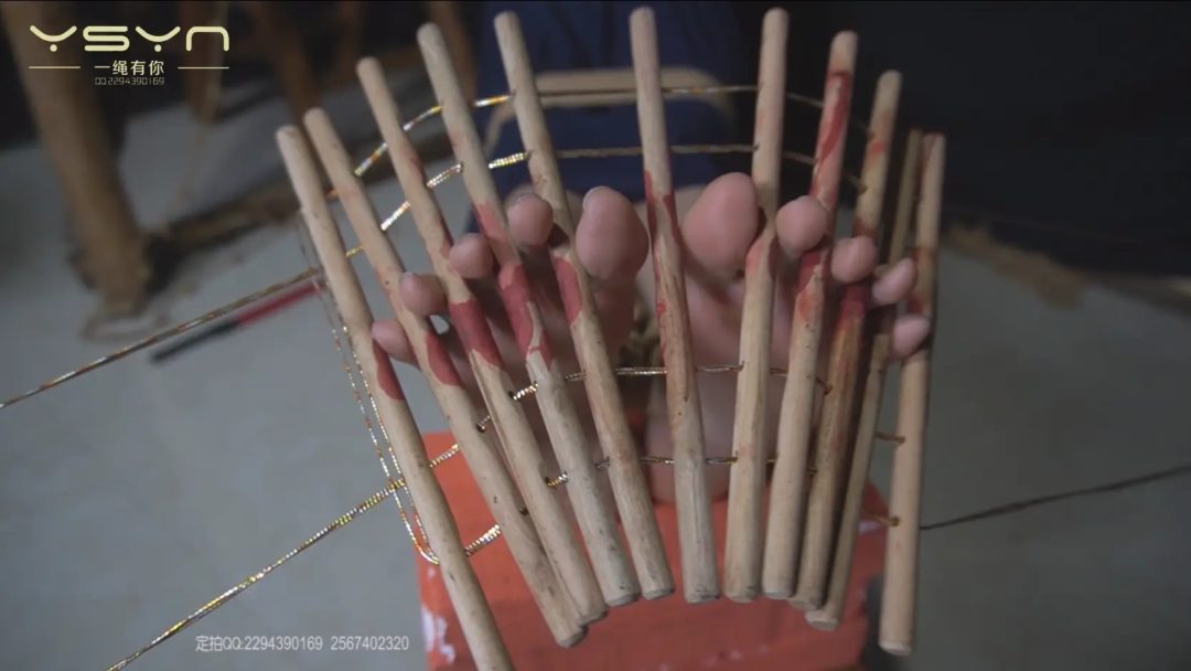 【烈火红颜】被捕女孩五花大绑关进牢房大字绑鞭打坐老虎凳打挠脚心拶子拶脚指不屈服刑场捆绑插牌枪决-13