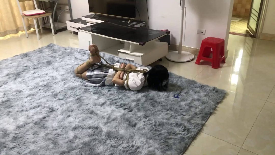 00后小美女红豆 极品颜值 蒙眼堵嘴 JK肉丝 超紧驷马找剪刀-3