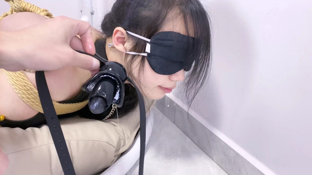 《少女情劫》-牵引爬行,杨具口塞,尾巴,欧式直臂紧缚,胸缚,项圈链子,强制弓腰,大口塞,直臂超紧驷马,马具口球,口水收集,分腿后手吊缚,电击耳塞等等-10