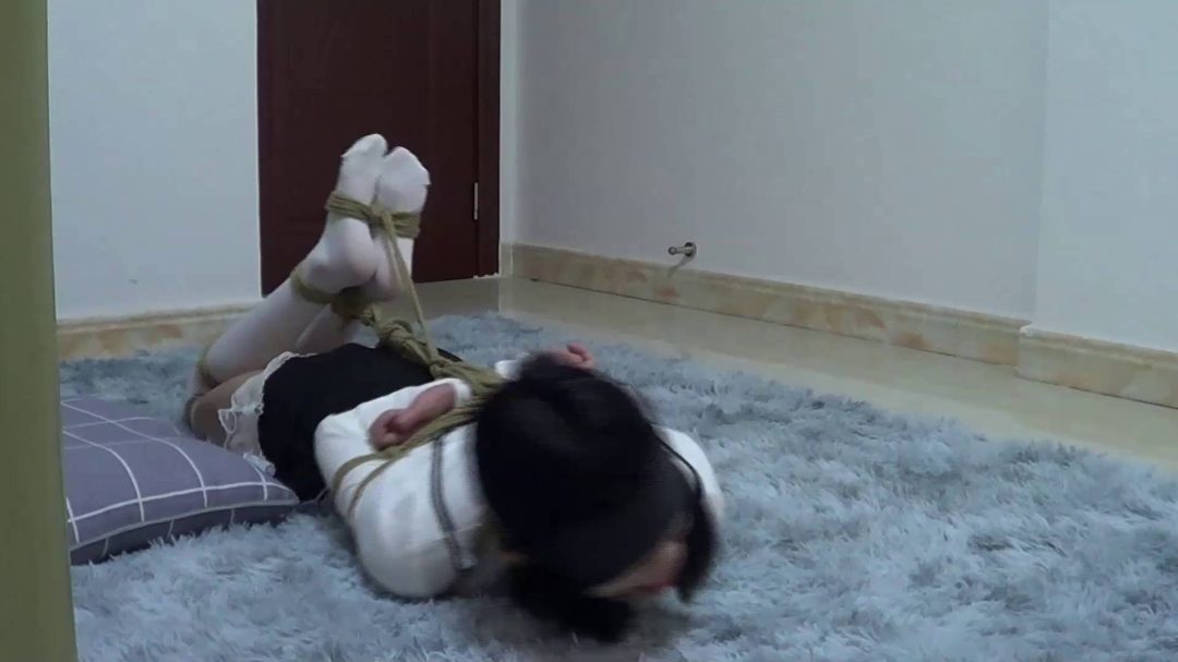 00后小美女 红豆 白丝女仆 可爱至极的一个小丫头 驷马股绳捆绑欺负-8