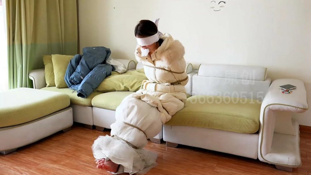 定拍欢欢 婚纱羽绒服捆绑丝巾蒙眼堵嘴挣扎-4