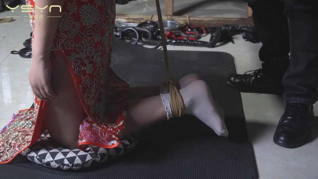 双手脚被吊起打脚心挠痒跪绑拶子拶手指上电刑电晕死过去-6