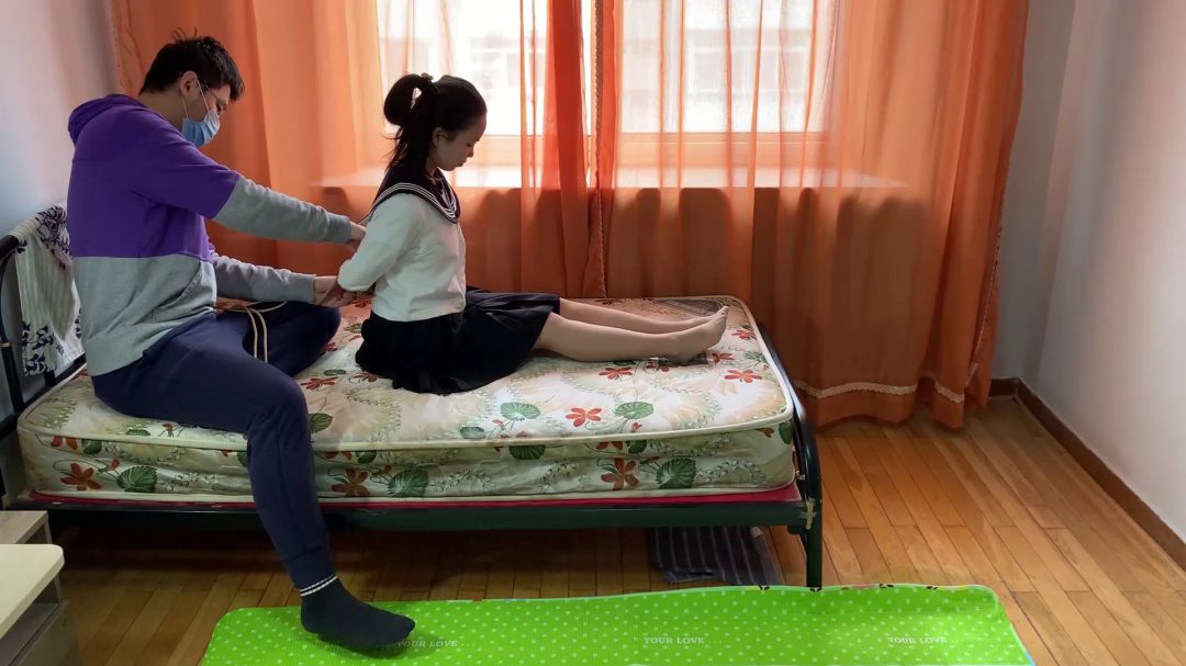 大学妹子 超紧驷马马具口球椅下放置肉丝tk挠痒-1