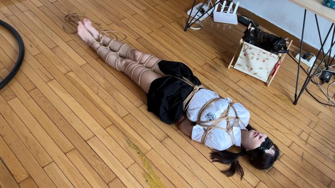 足控福利约绑美少女微微，超紧蛇缚驷马tk挣扎堵嘴！jk制服裸足真美-9