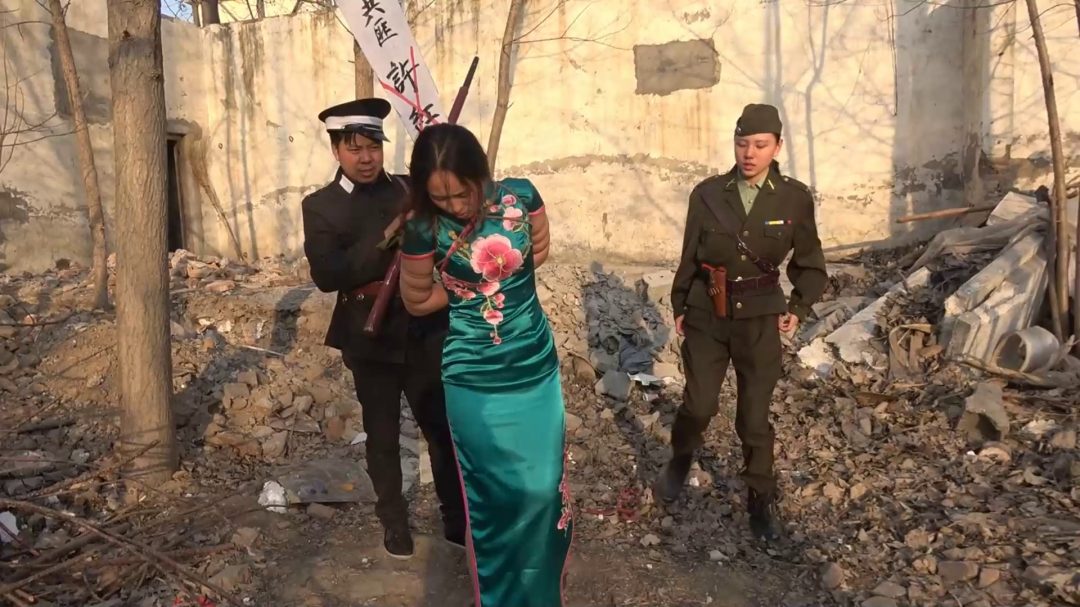 旗袍女烈王丫被抓捕、审问、老虎凳、吊敷、中式五花大绑枪毙-8