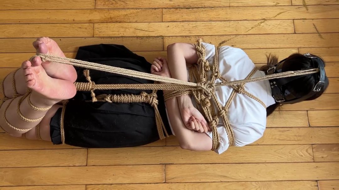 足控福利约绑美少女微微，超紧蛇缚驷马tk挣扎堵嘴！jk制服裸足真美-7