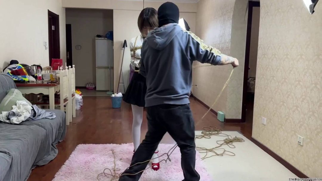 美女小艺jk制服驷马紧缚捆绑-3