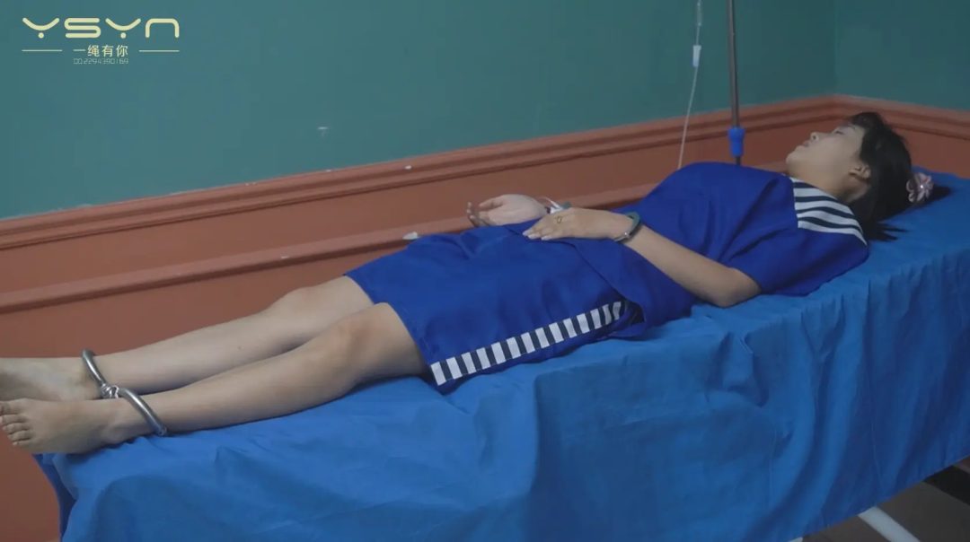 女孩被执行注射死刑躺在床上灵魂出窍来到阴曹地府再次被戴口球五花直臂后手观音-4