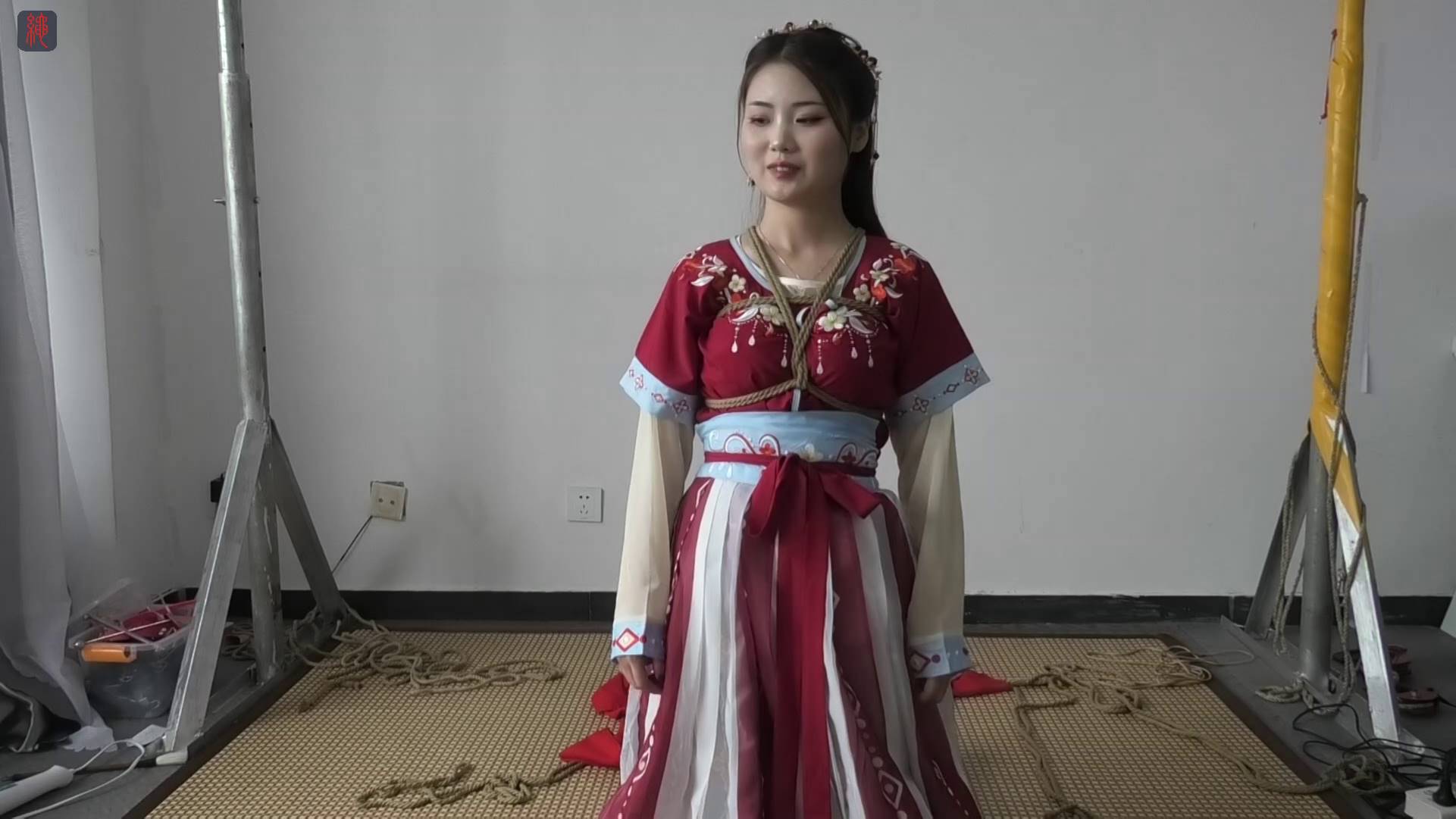 小九妹古装绳韵（第二集）惊艳古装、白袜，五花坐缚，变种驷马捆绑、勒嘴