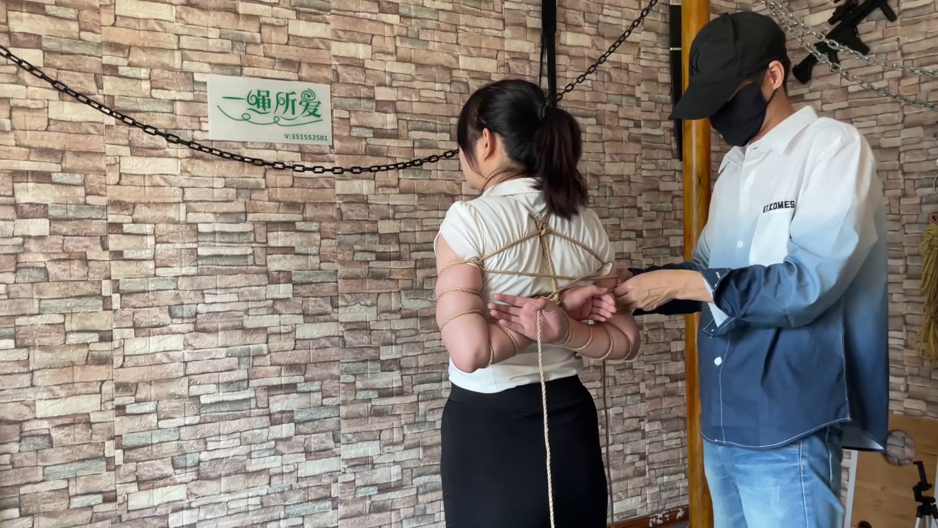 白衬衣女孩五花紧缚淋水放置