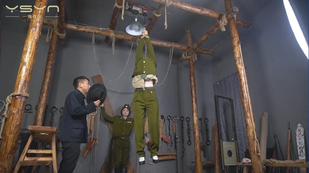 【谍影姐妹】姐妹花执行任务被特务逮捕抓进刑房绑在X架双手吊起鞭打老虎凳打挠脚心-2