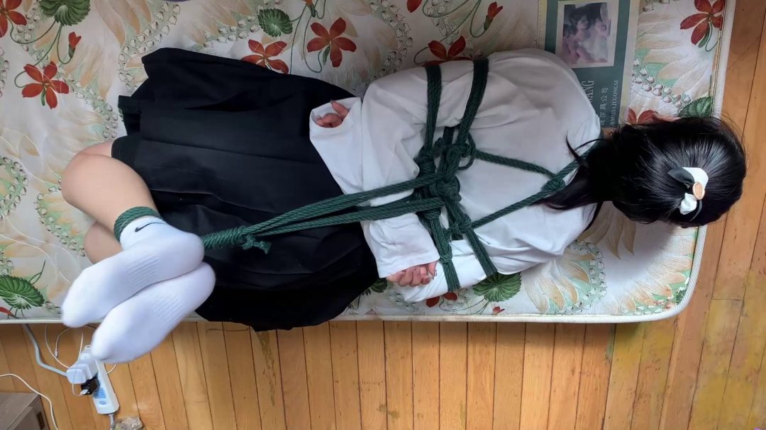 妹子体验捆绑，白棉袜日式驷马挣扎-6