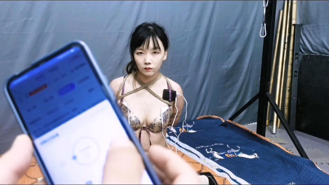 女m悦儿被捆绑在密室里,惨糟多功能役次元电击器多重电击,反复电晕,最后被超大电流电晕过去,终于老实了.-9