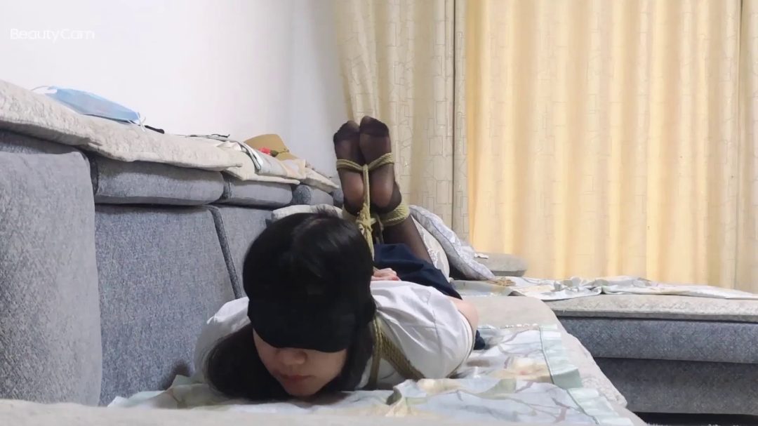 00后小美女玉箫 极品黑丝 蒙眼口塞 十分漂亮的玉足驷马捆绑 股绳挣扎-6