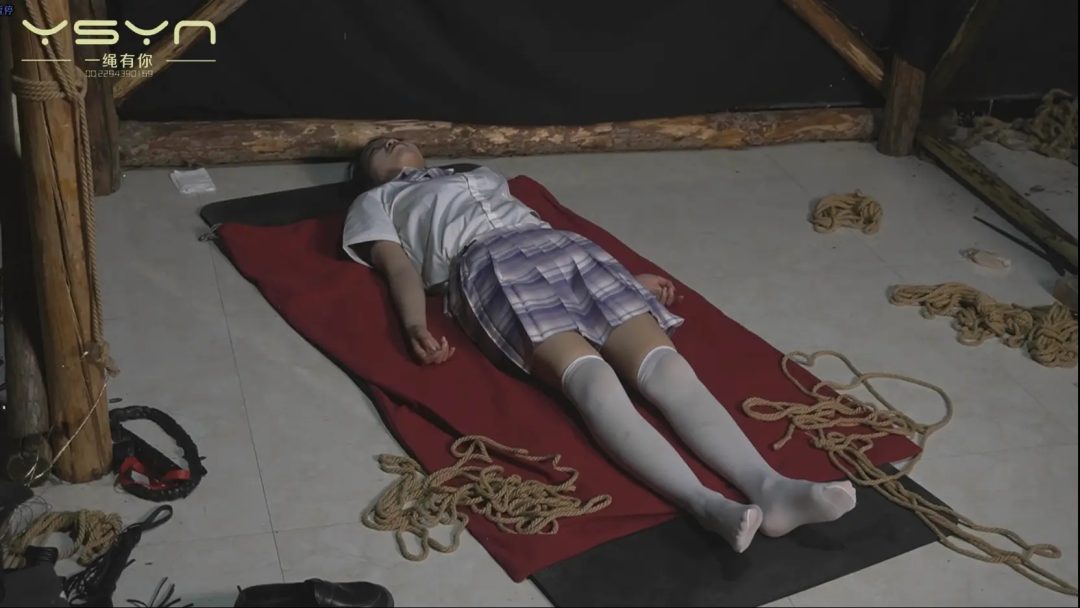 漂亮JK女孩惨遭绑匪捂晕装袋吊起来海老缚鸭子坐捆绑再次捂晕-8