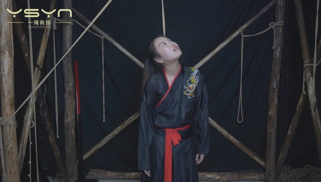 【侠女风华】女捕快押送犯人故意逃脱被问责惩罚戴上木伽打板子骑木马五花驷马鞭打挠脚心压杠子绞刑-12