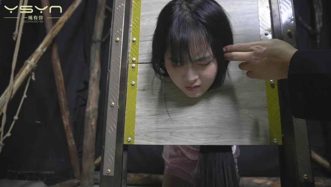 【断头台下的肚兜女姝】卧底女孩被捕捆绑刑房老虎凳打挠脚心后威逼脱掉旗袍肚兜再次老虎凳上刑全身挠痒刑后上断头台-13