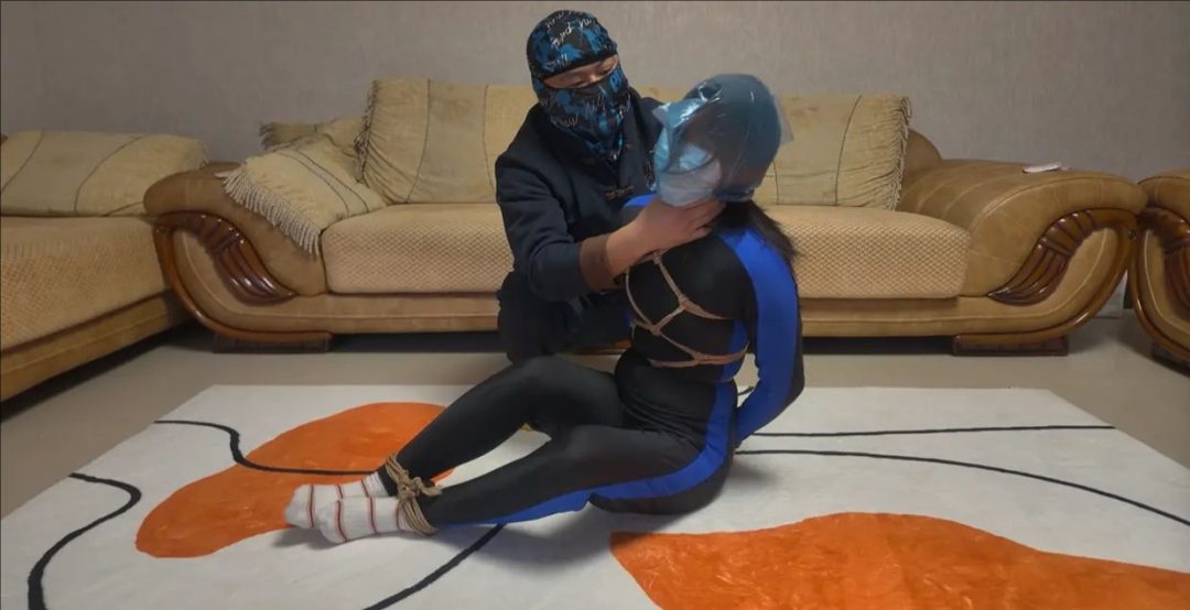 恐惧绝望的气球 把气球套在头上 失败了好几次 最后成功了 绝望的空间 差一点吓死模特 呕吐+呼吸训练+皮鞭-5