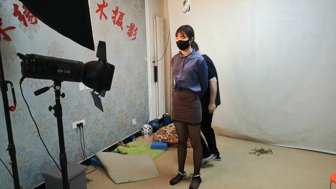 杨蕊 蓝衬衣 黑丝 镣铐女囚-1