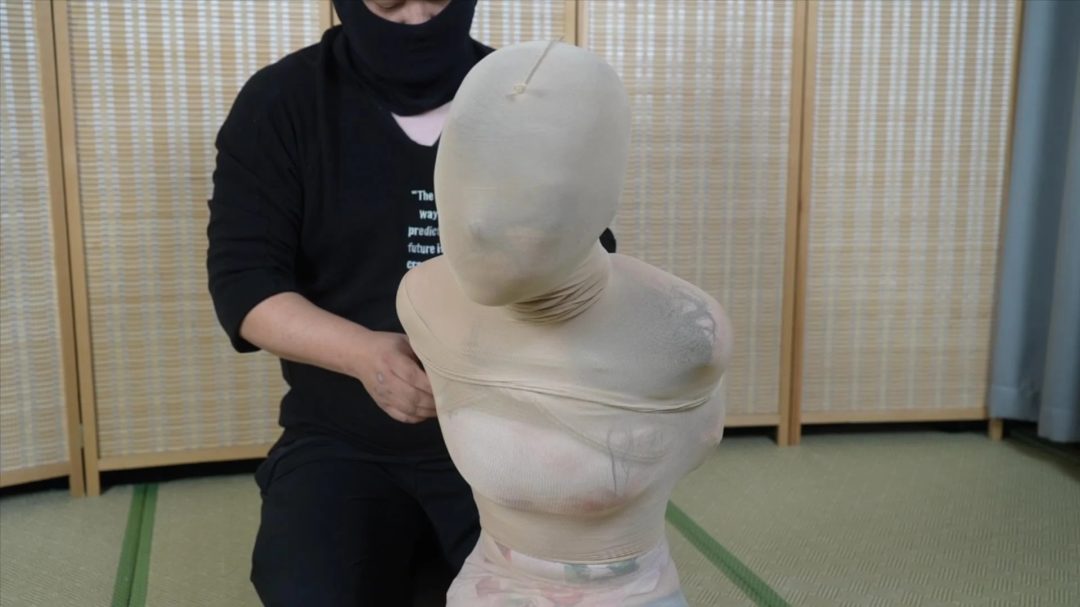 象人定拍-嗷嗷-油亮丝袜高跟，全身紧缚后套两层全包丝袜-9