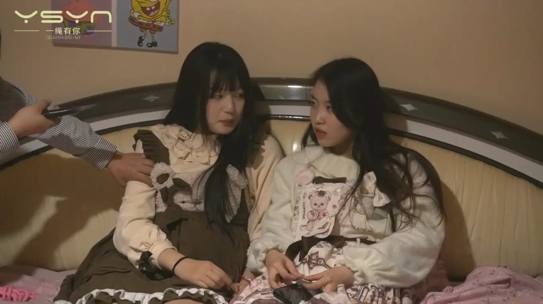 【被偷窥的恋爱】一对漂亮的洛丽塔女孩回到卧室秀恩爱被劫匪偷窥威胁各种样式捆绑挠痒痒-1