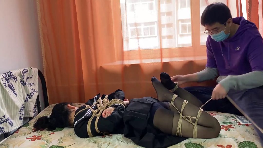 jk黑丝小美女果妹的超紧驷马椅下超羞耻调教，tk，sp，人肉脚垫-3