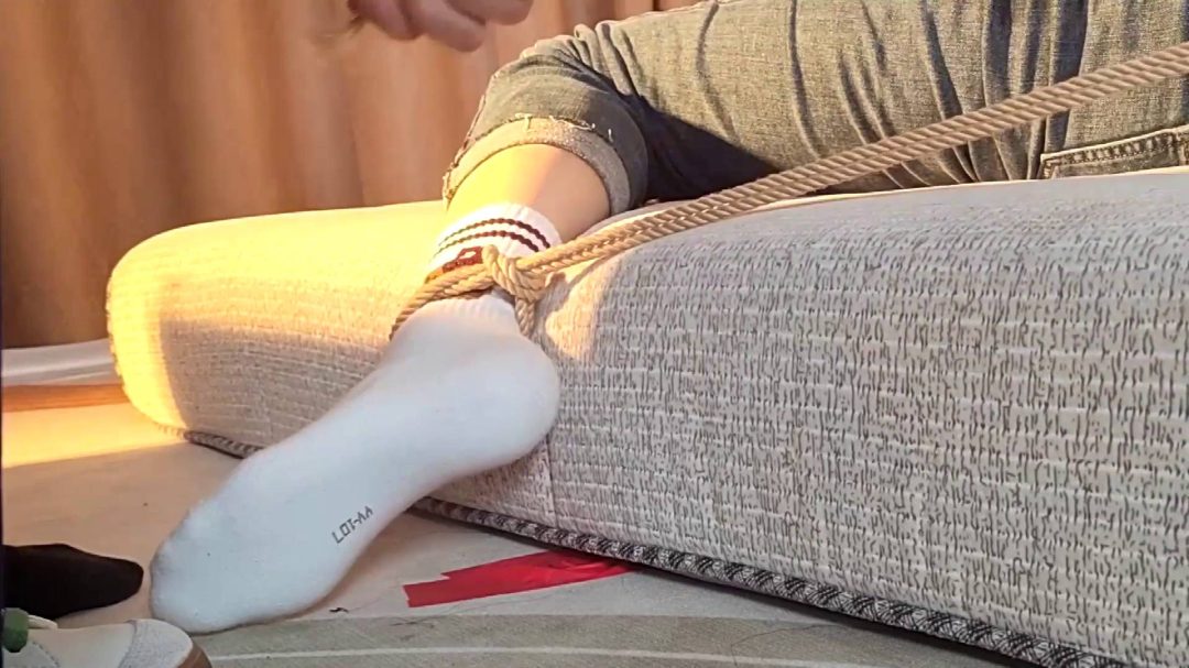 长腿眼镜学姐文静花式仰面缚第一季-3