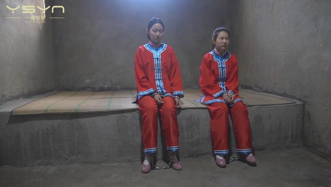 【丛林斩首】官差押送两名年轻漂亮女犯刑房审讯不招关押牢房五花大绑丛林中斩首-9