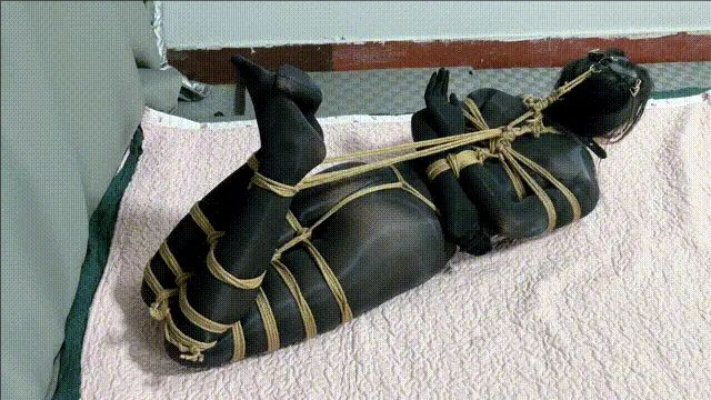 全身禁锢绷紧的快感！油亮黑丝超绝驷马紧缚+口罩口塞+红底高跟鞋+波波贝全程失控模式，被强制拉起的头部被紧紧禁锢着，全身基本无法动弹，只能扭动诱人的腰肢释放快感，不停地呜呜却无法改变自己的局面-2