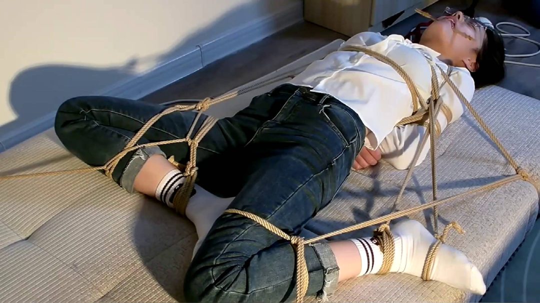 长腿眼镜学姐文静花式仰面缚第一季-8