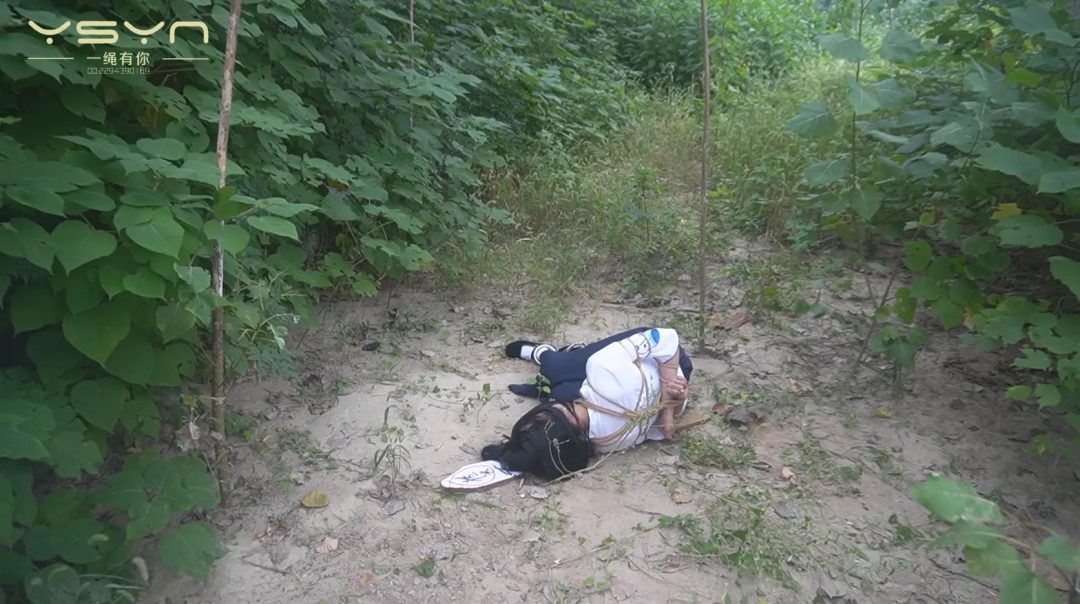 【烈火红颜】被捕女孩五花大绑关进牢房大字绑鞭打坐老虎凳打挠脚心拶子拶脚指不屈服刑场捆绑插牌枪决-20