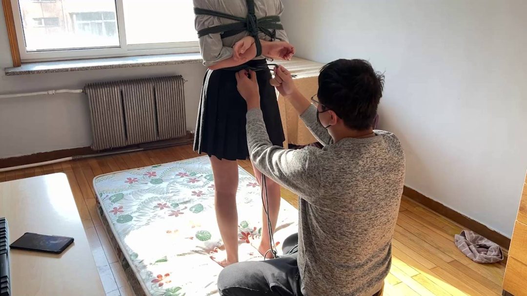 美琪的初绑马具口球超紧驷马-3