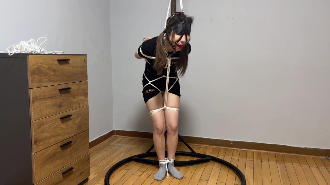 玥琳妹子真实假装外出的崩溃放置实验，灰色短袜强制站立缚马具口球堵嘴-7