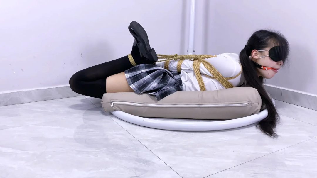 【嗷大喵】-《路崽子历险记》-jk小妹被入室绑架控制,绑上超紧直臂,驷马脱鞋被tk挠脚心,带口球流口水,后被极限直臂驷马紧缚吊着固定强制tk,刺激等等-9