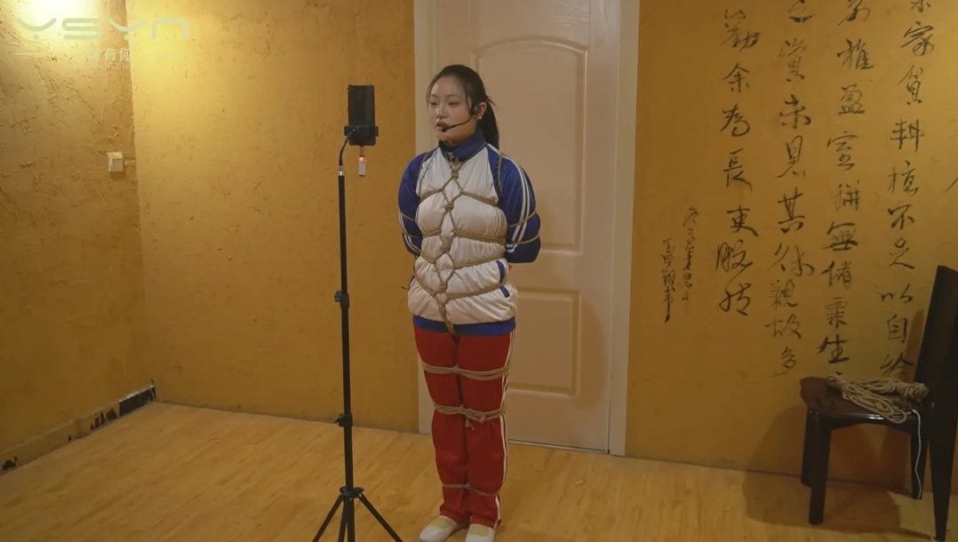 漂亮的女学生床上玩手机时惨遭持枪蒙面人打劫捆绑抗走威逼恐吓椅缚龟甲缚唱歌…-9