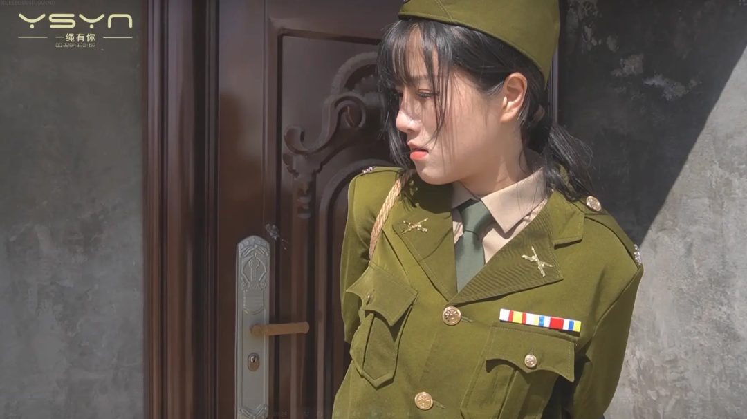 【血色潜伏】潜伏女孩惨遭捆绑吊打老虎凳铁钳子刷子挠脚心驷马吊起打虐不屈五花大绑插牌被枪决-5