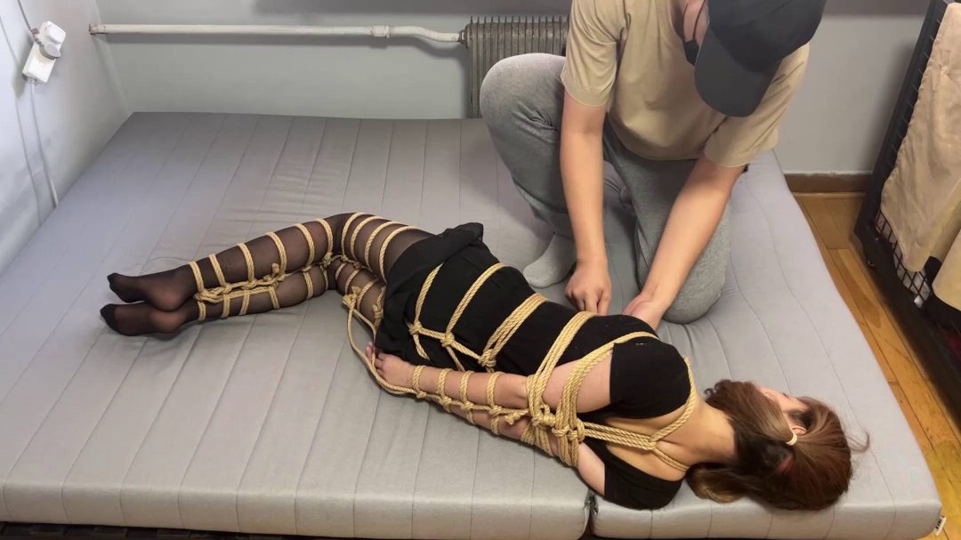 小乔妹妹黑丝蛇缚并肘驷马放置-8