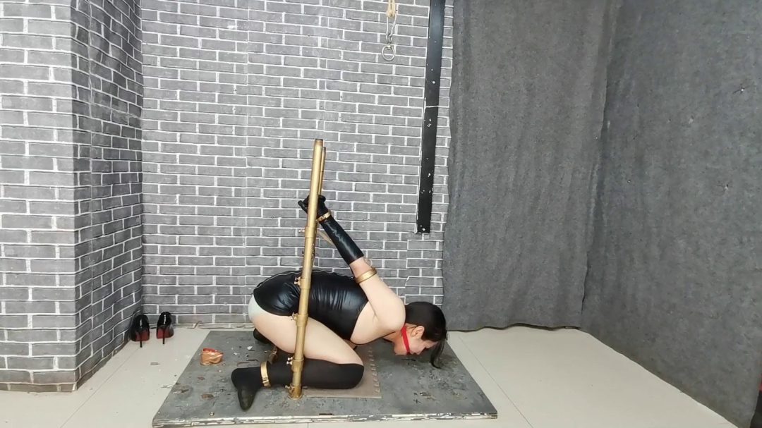 新型拘束架把柔柔奴禁锢，头发高吊，肛勾吊环系上油桶下坠,越动越难受-5