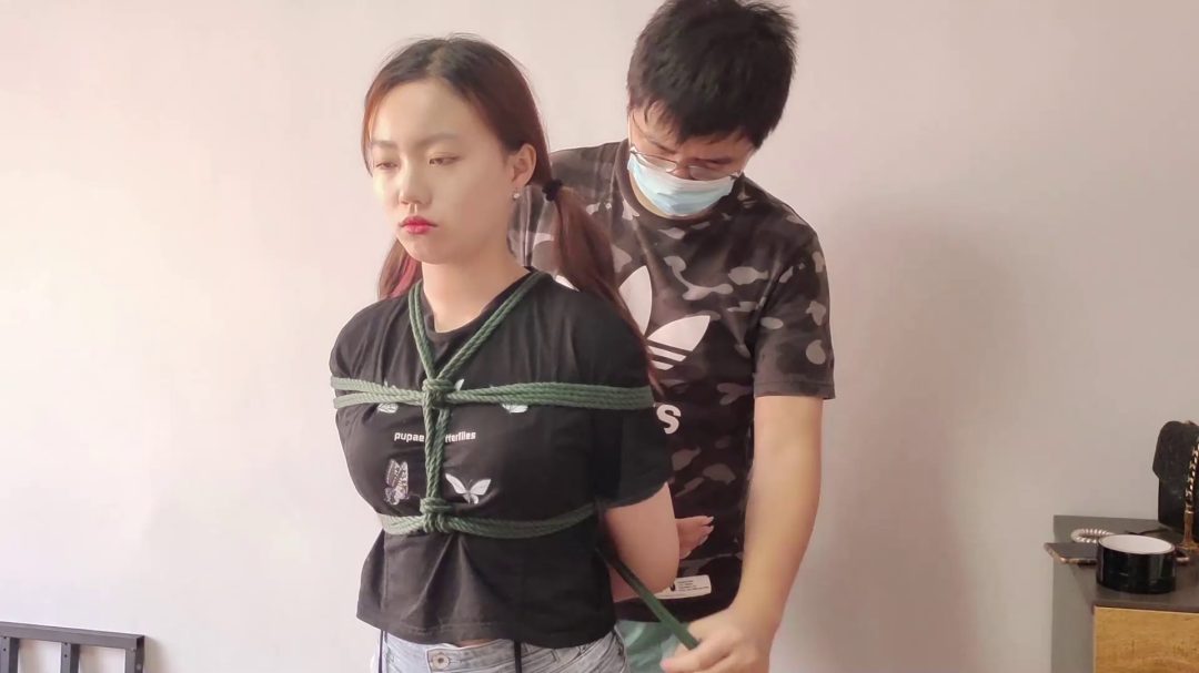 瑶瑶 铁笼强制跪缚 颈部身体金属固定放置-1