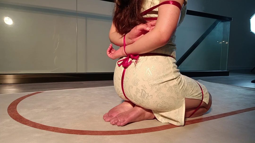 温婉女孩筱慧的旗袍红绳游戏-6