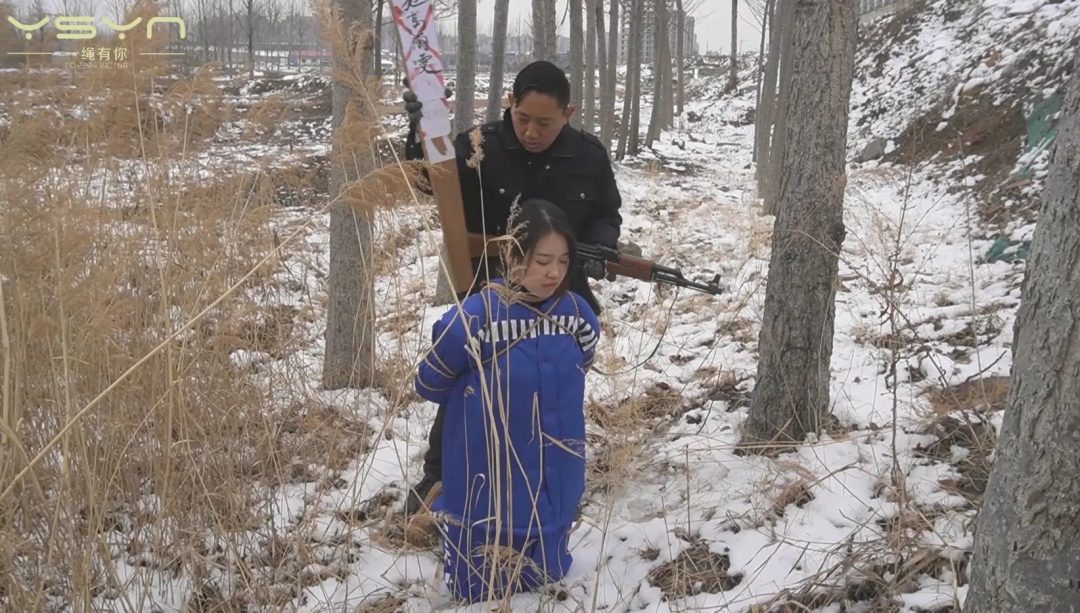 【雪域女死囚】被包养的女经理因伤人入监审讯惩罚判决临刑前模拟捆绑驷马后雪地五花大绑-17