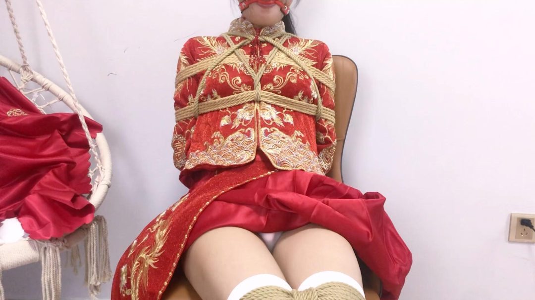 《婚之劫难》-中式婚礼题材+口球堵嘴+日式紧缚+胸缚+并腿缚+放置挣扎无调教+盖盖头+跪坐+结束花絮两分钟打屁股等等-12