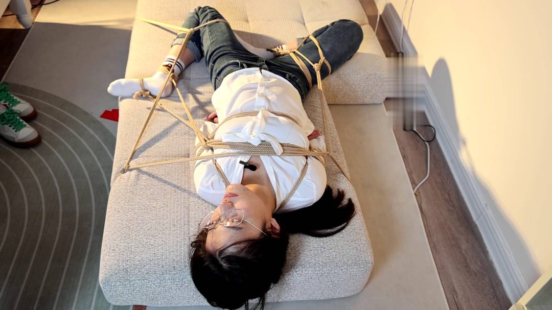 长腿眼镜学姐文静花式仰面缚第一季-7