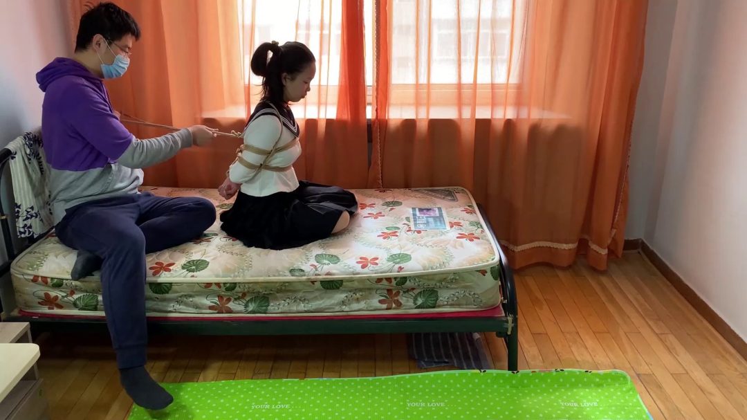 大学妹子 超紧驷马马具口球椅下放置肉丝tk挠痒-3