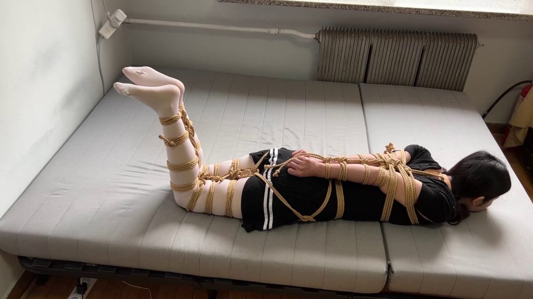 水手服白丝如雨妹子极限并肘驷马挣扎-4