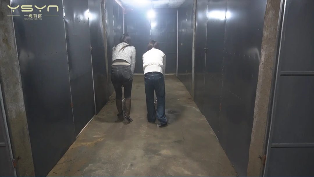 【迷情双柳】原配和小三激烈征战冷静后合谋用丝袜 渣男二人自首坦白戴上脚镣手铐连在-11