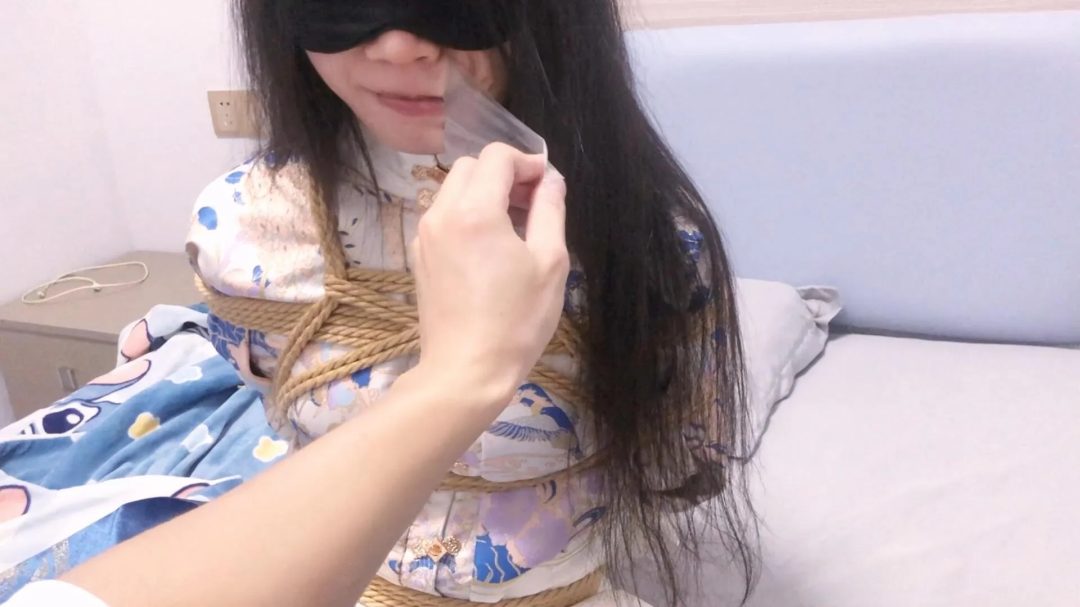 《圈养系》-汉服马面裙+日式捆绑并腿捆丝巾胶布封嘴睡觉+撕开胶布抽出丝巾+跪坐被投喂面包+自行喝牛奶+折腿M开腿捆+趴地撕下胶布抽出丝巾等等-3