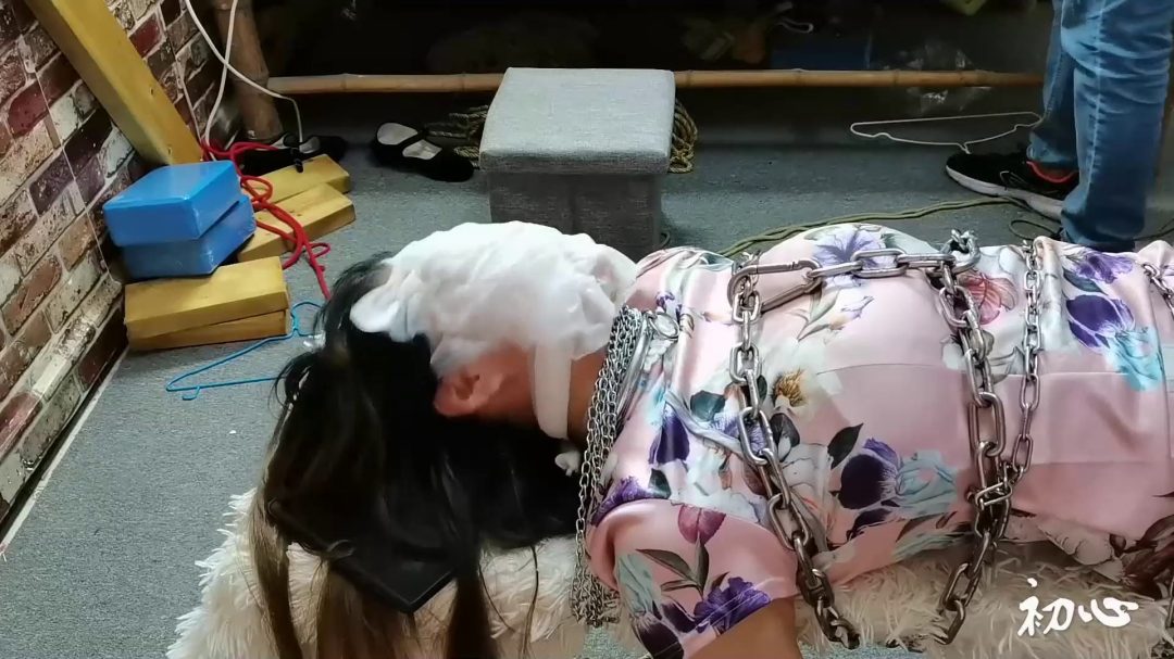 女M潇潇体验五花紧绑，镣铐铁链捆绑调教-6