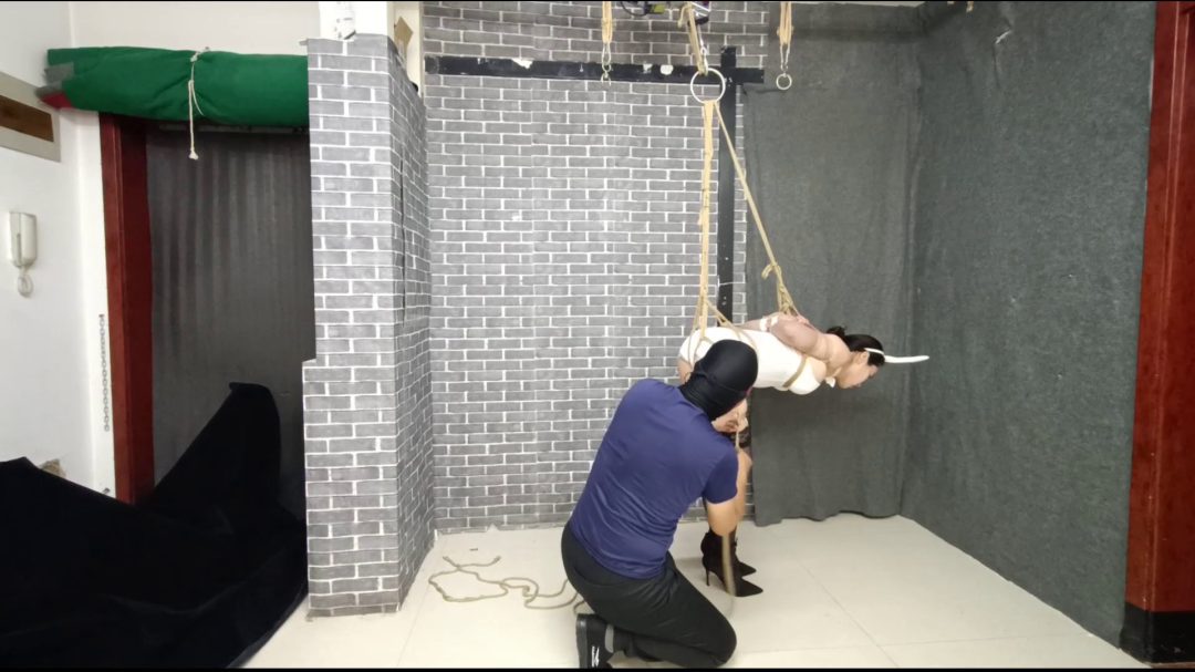 柔柔兔女郎首次体验悬空6种变换吊缚动作,唯独柔柔能完成这些高难度动作-4